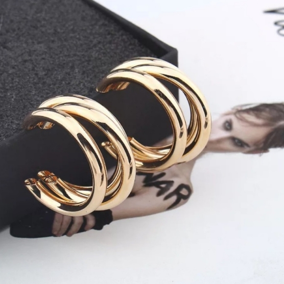 NWOT **18K yellow gold Triple Layer Hoop earrings - Picture 2 of 6